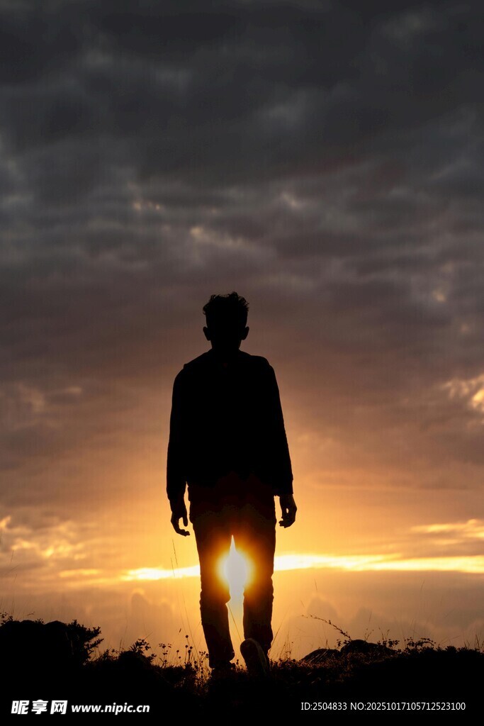 夕阳下独行的男子