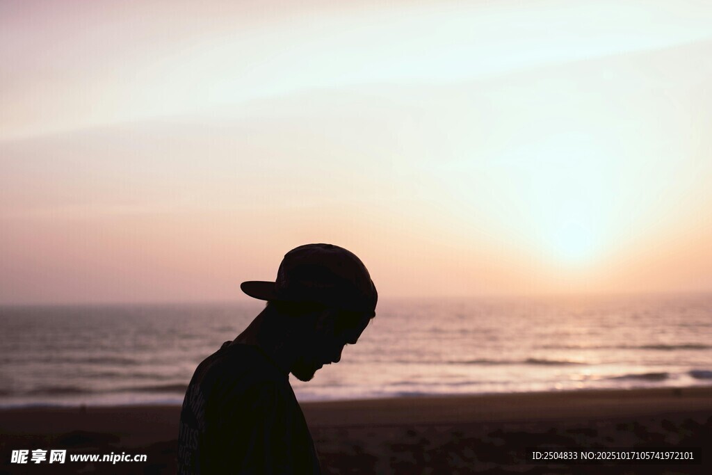 夕阳下海边的孤独身影
