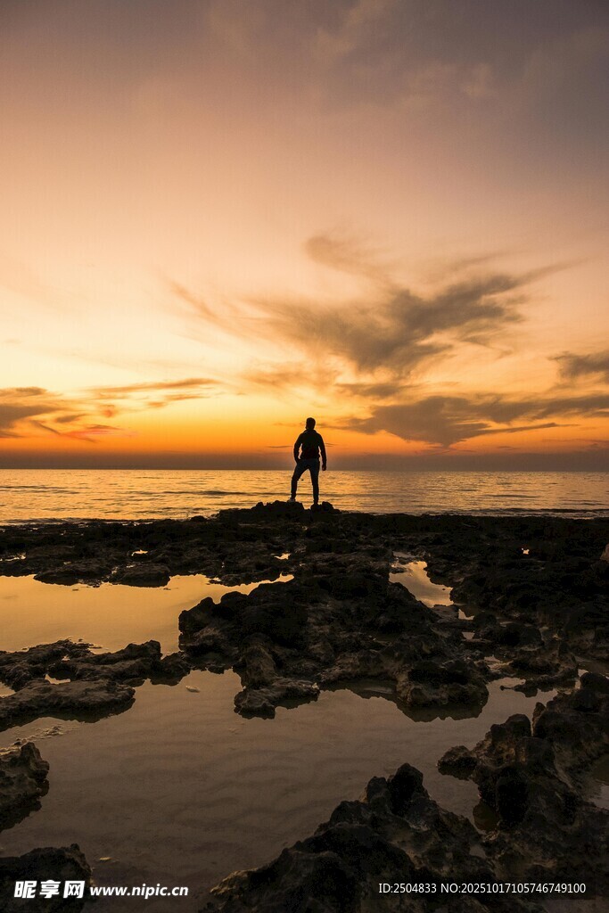 夕阳下海边的孤独身影