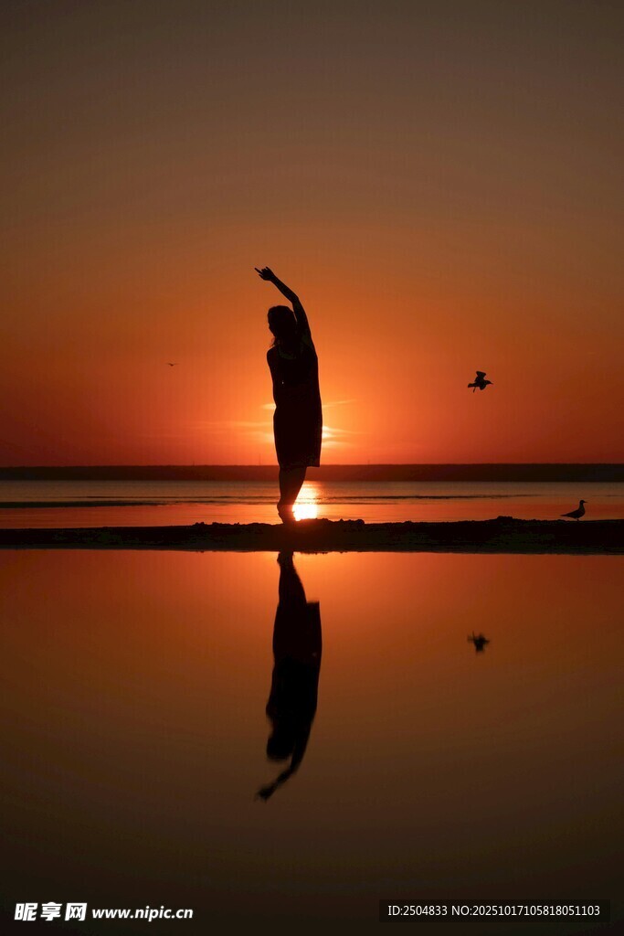 夕阳下的孤独舞者