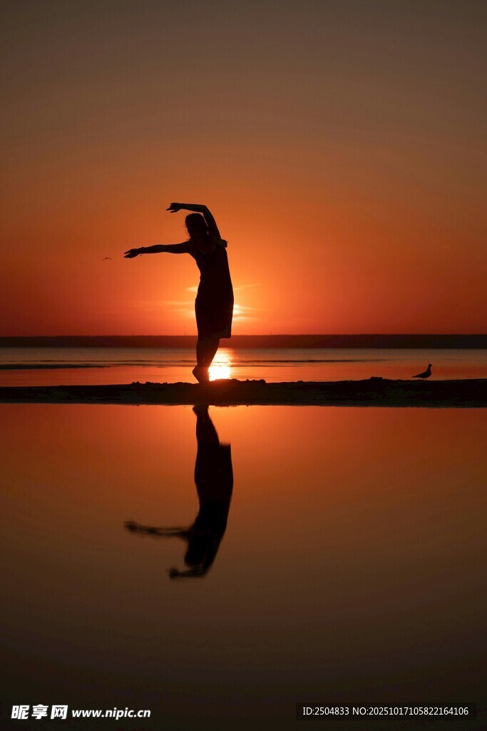 夕阳下的舞者