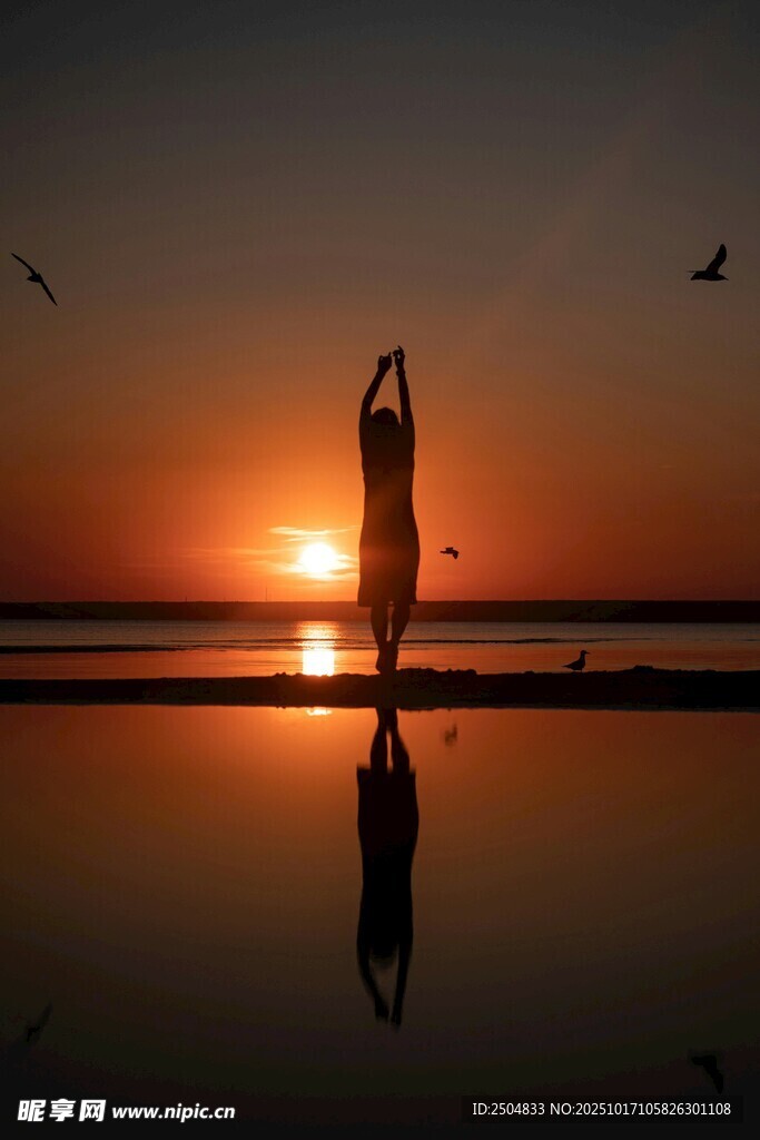 夕阳下的瑜伽者