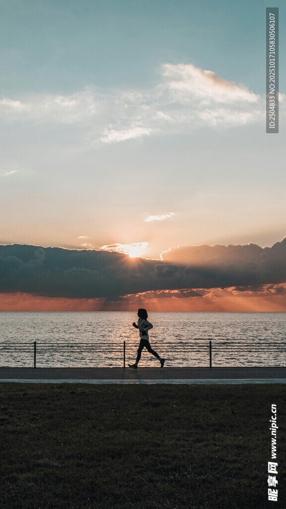 夕阳下的海滨独行者