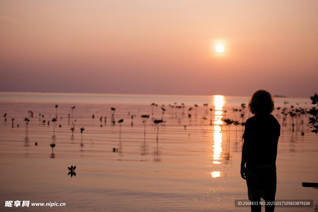 夕阳下海边的孤独身影
