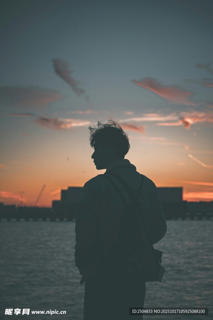 夕阳下的孤身旅人