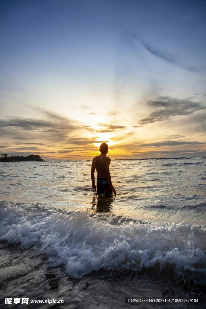 夕阳下海边独站的身影