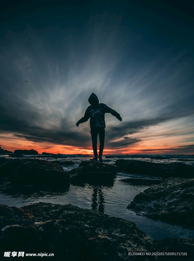 夕阳下舞者的孤独剪影