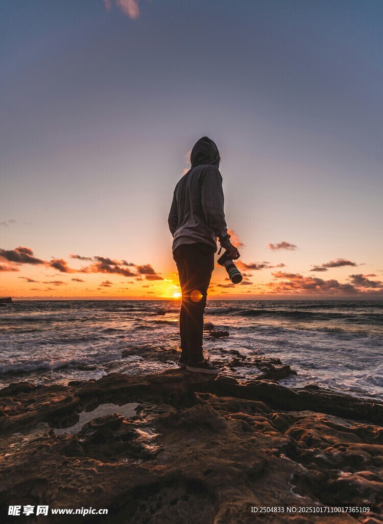 夕阳下海边独站的身影