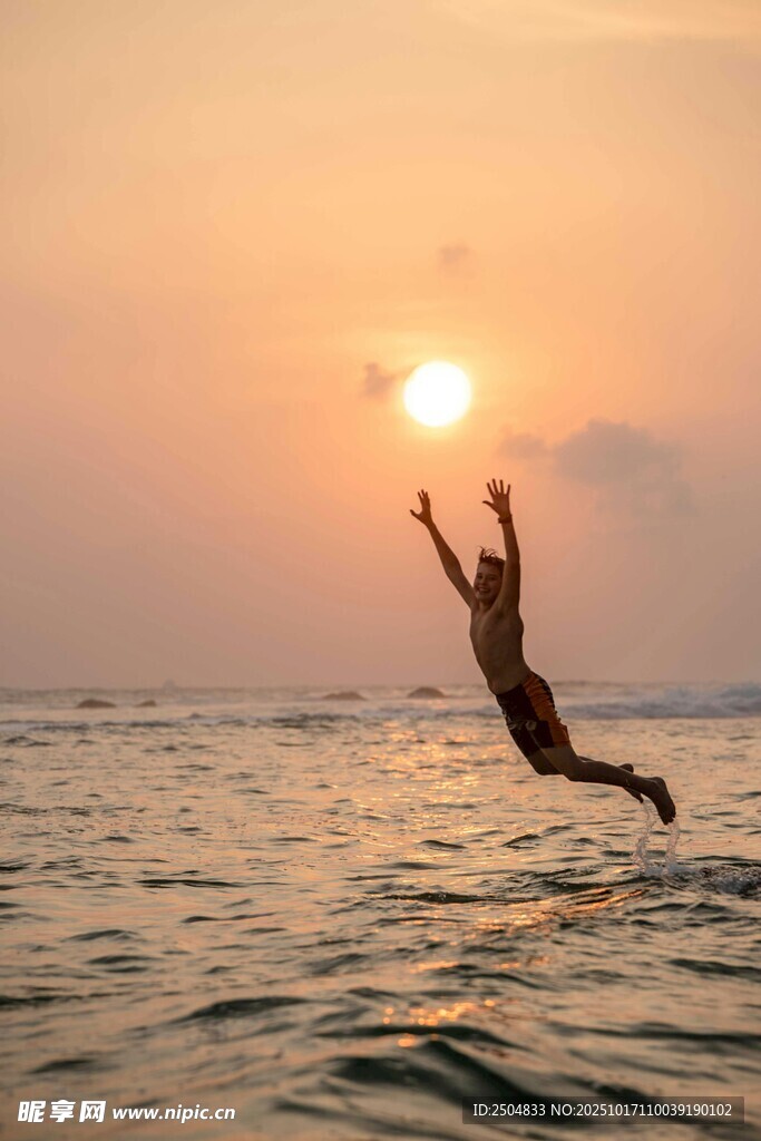 夕阳下跃海的自由身影