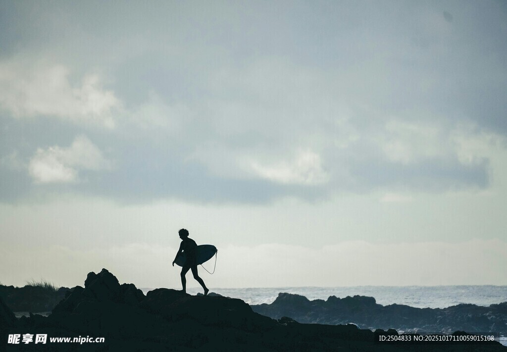 海边冲浪者的孤独剪影