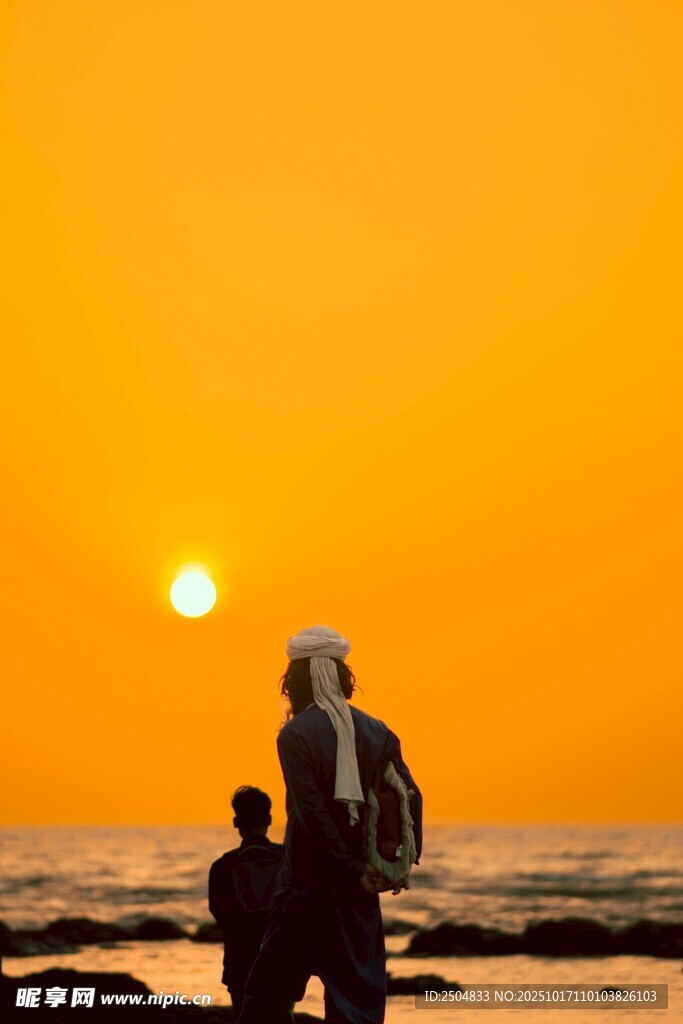 夕阳下海边的温馨身影