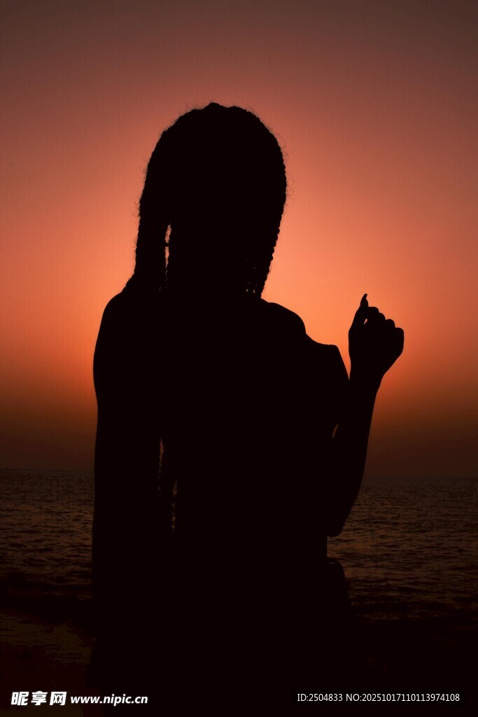 夕阳下女孩的剪影姿态