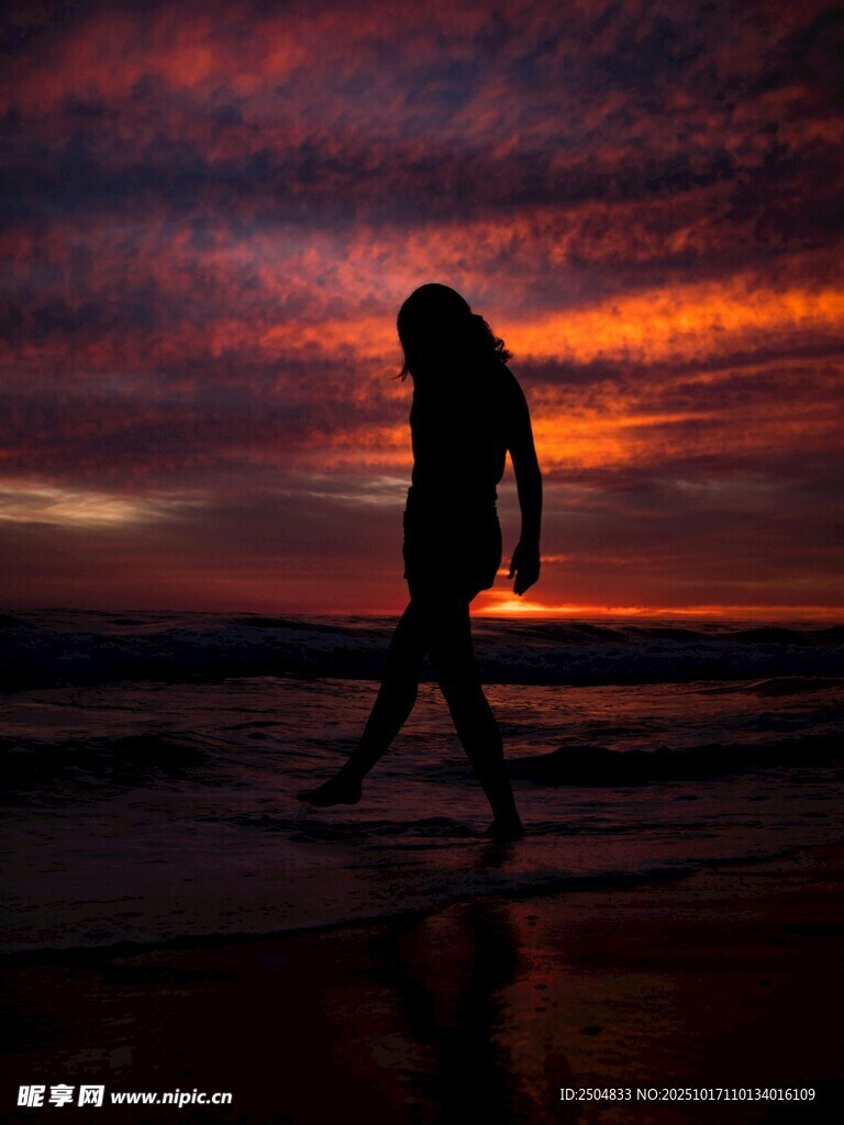 夕阳下海边独行者