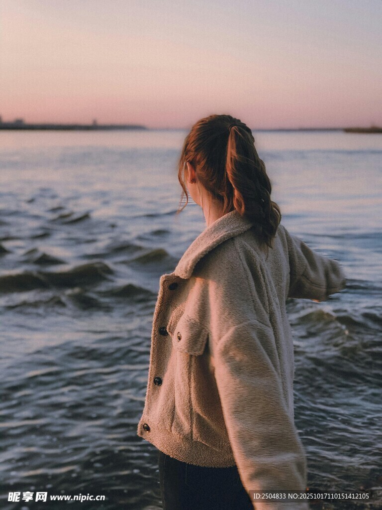 女孩海边背影 独赏暮色