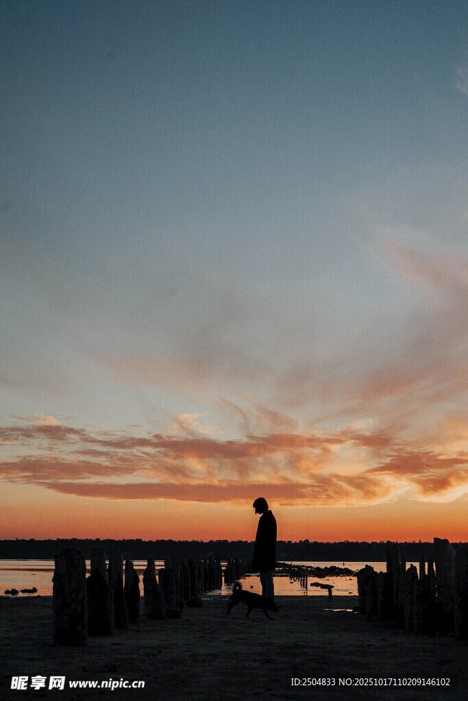 夕阳下的海边孤独身影
