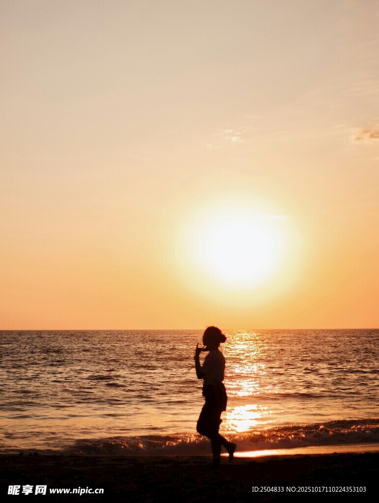 夕阳下海边的浪漫身影