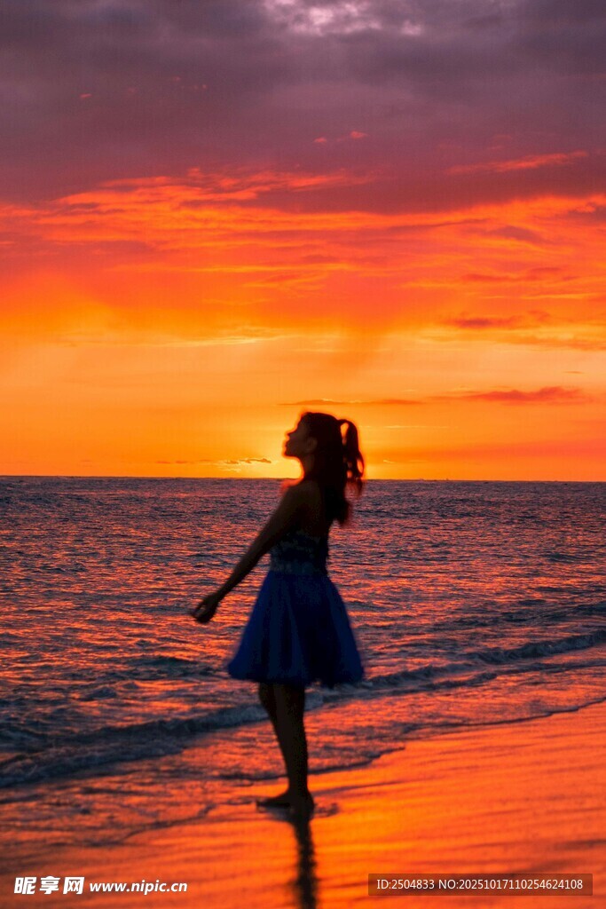 夕阳下女孩海边漫步