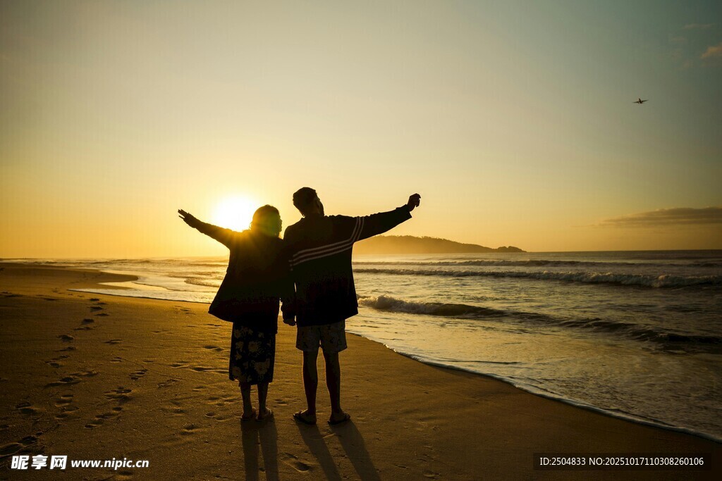 夕阳下海边的温馨亲子时光