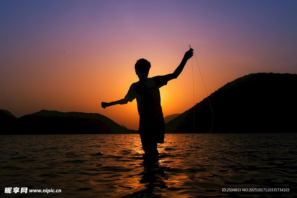 夕阳下海边张开双臂的人