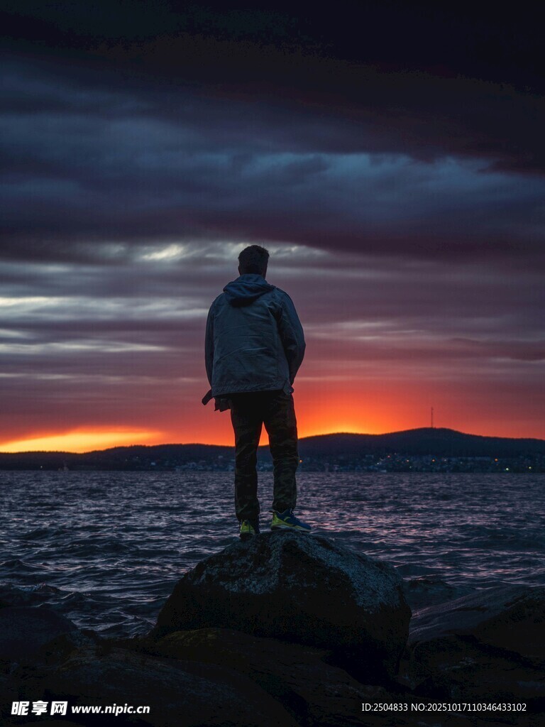 一人独赏海边壮丽日落
