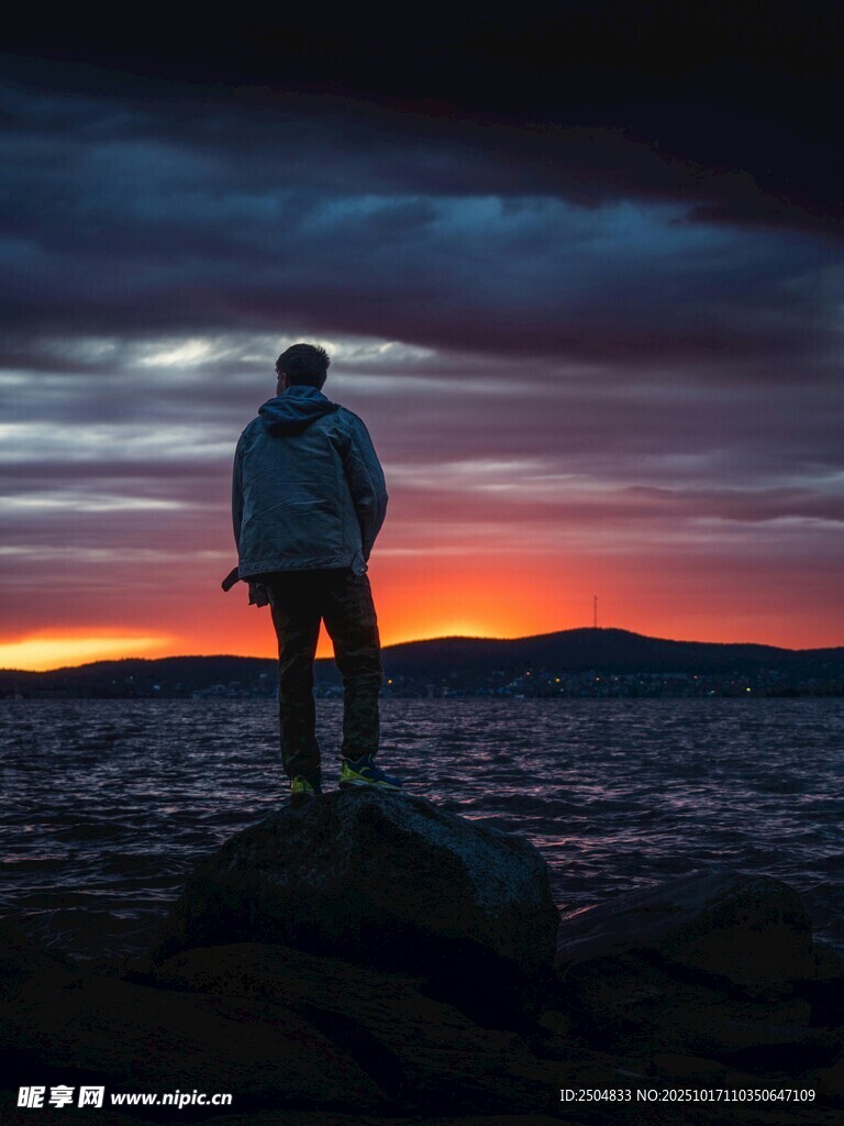 一人独赏壮丽黄昏海景