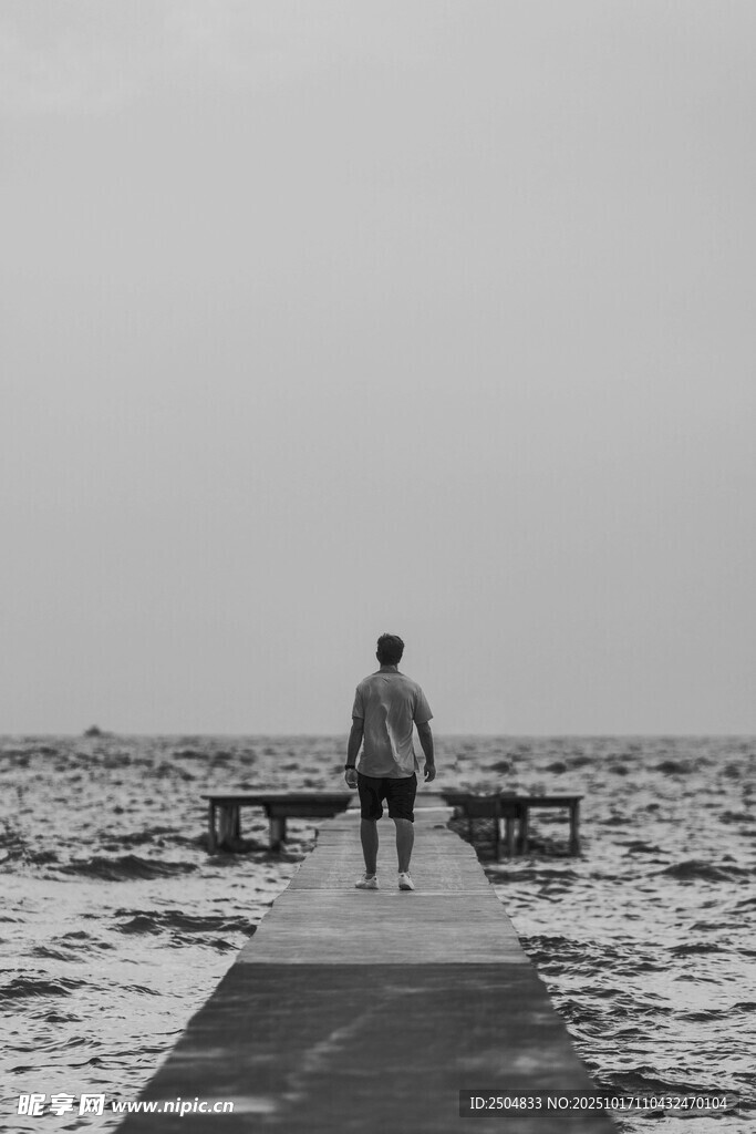 海边栈桥独行者
