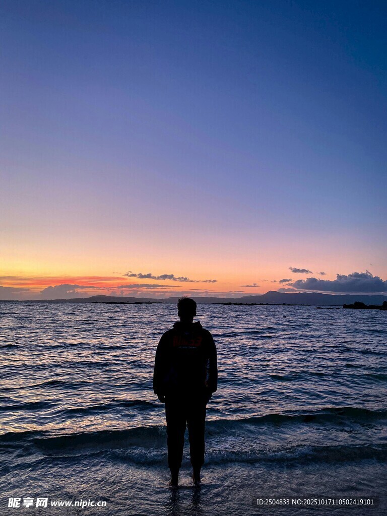 海边独行者的日落时刻