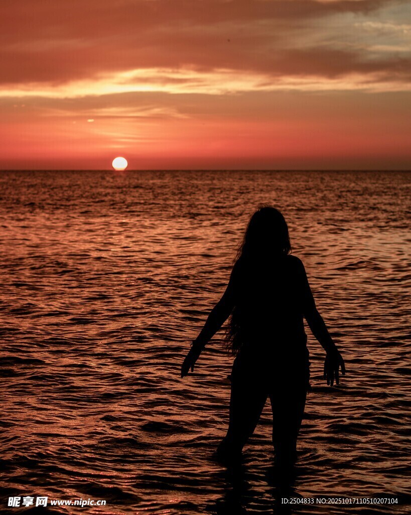 夕阳下海边的孤独身影