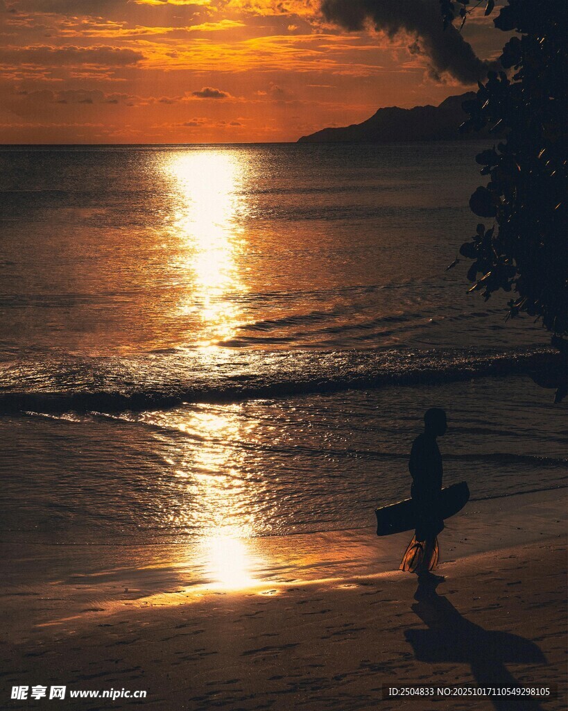 夕阳下的静谧海边景致