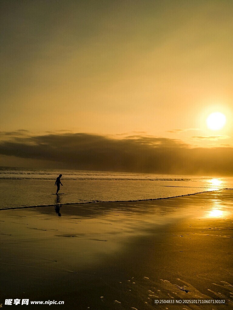 夕阳下海边的孤独身影