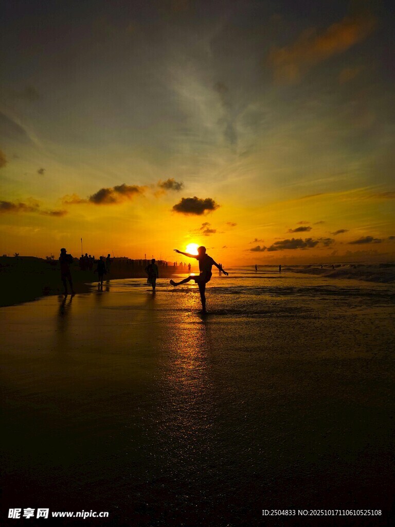 夕阳下的海边漫步身影