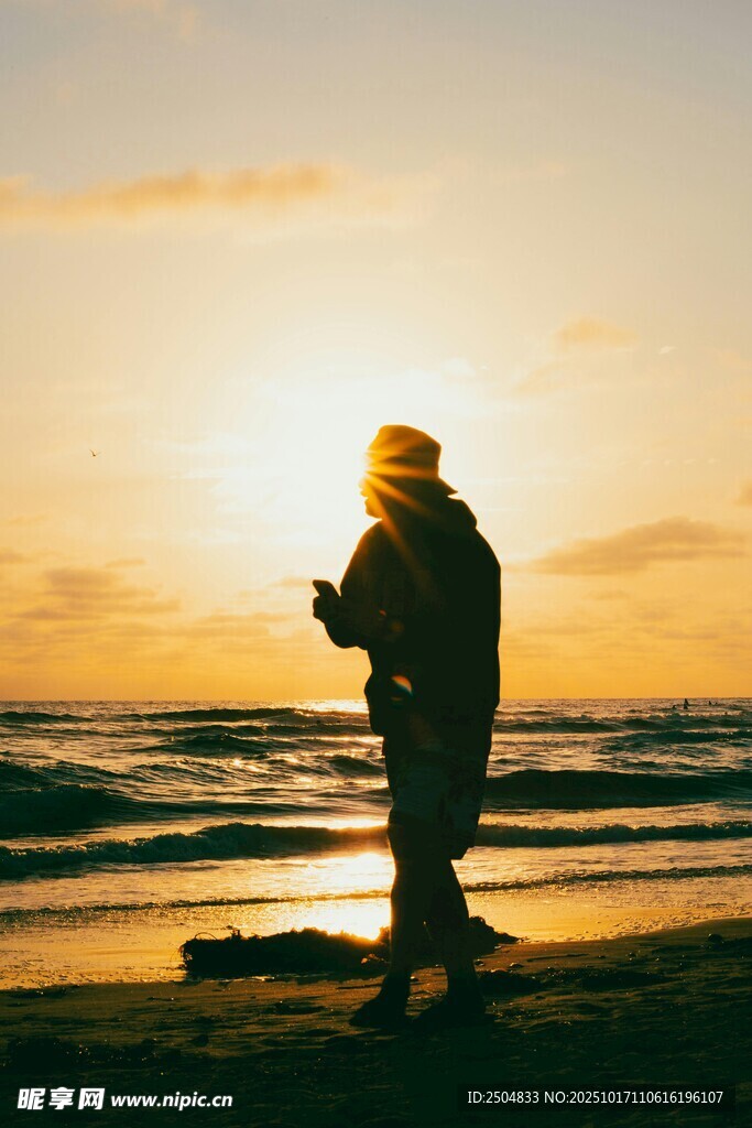 夕阳下海边的孤独身影