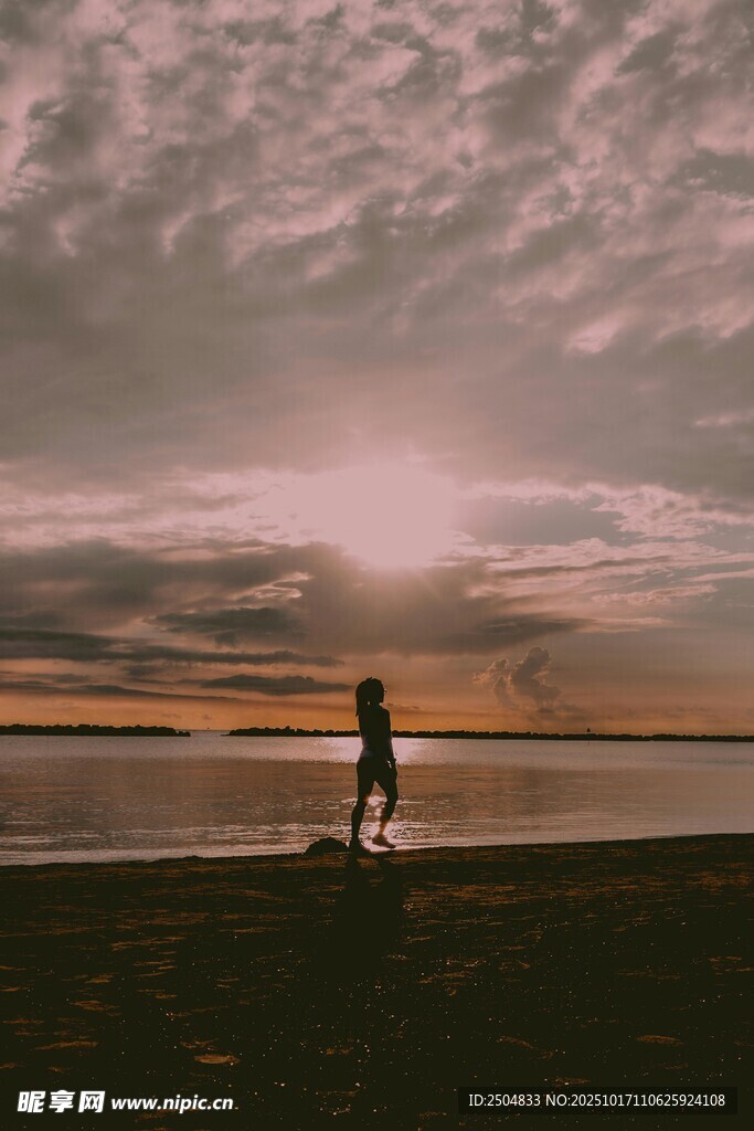 夕阳下海边独行者