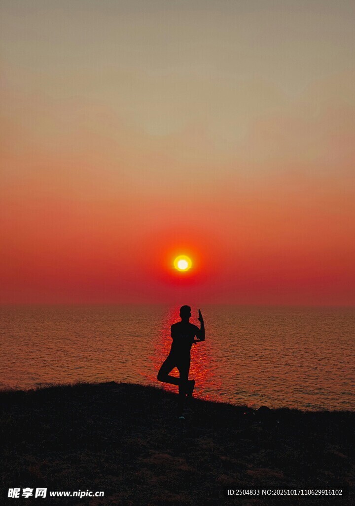 夕阳下的浪漫情侣剪影