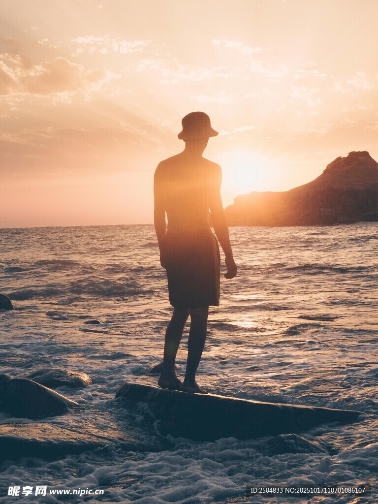 海边夕阳下的孤独身影