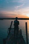 夕阳下的码头孤独身影
