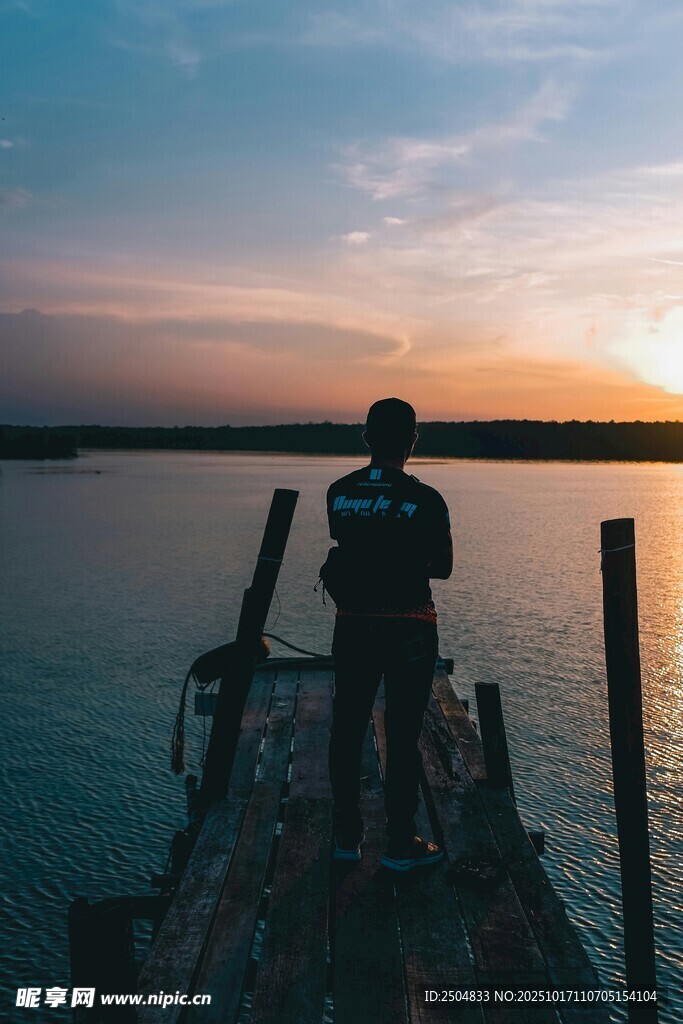 夕阳下的码头孤独身影