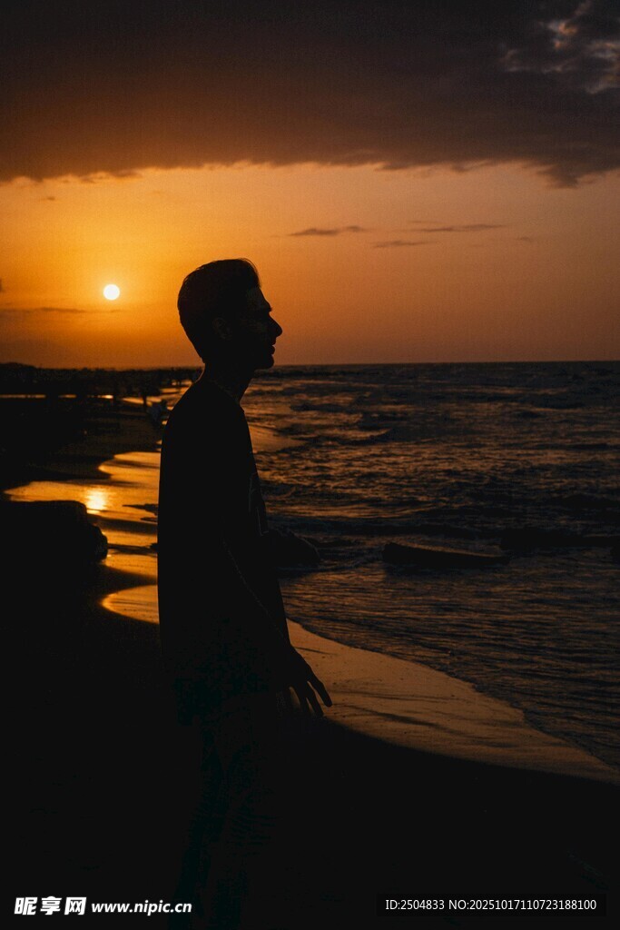 夕阳下海边的孤独身影