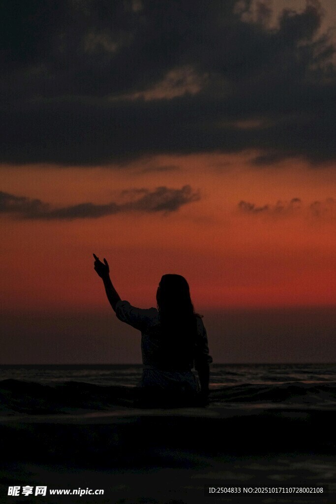 夕阳下的孤独身影