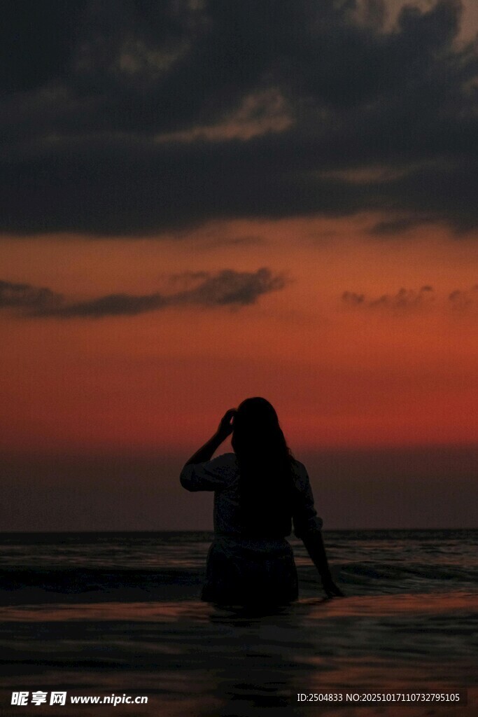 夕阳下海边的孤独身影