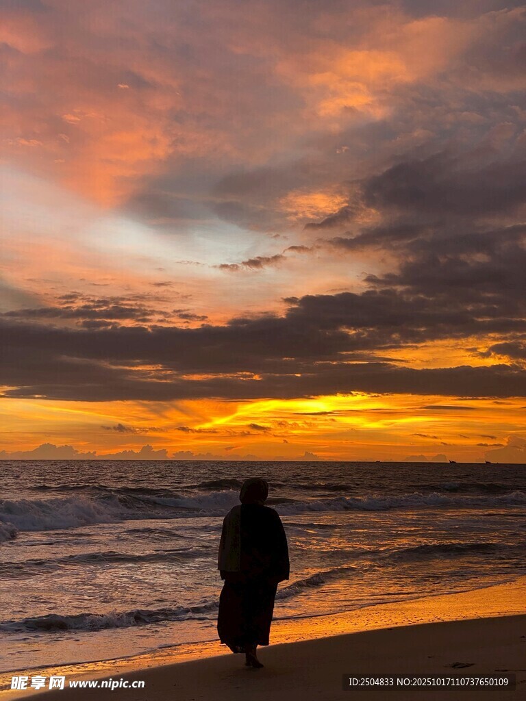 海边夕阳下的孤独身影