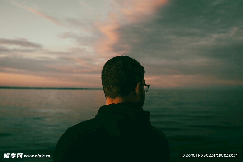 男子独自眺望黄昏海景