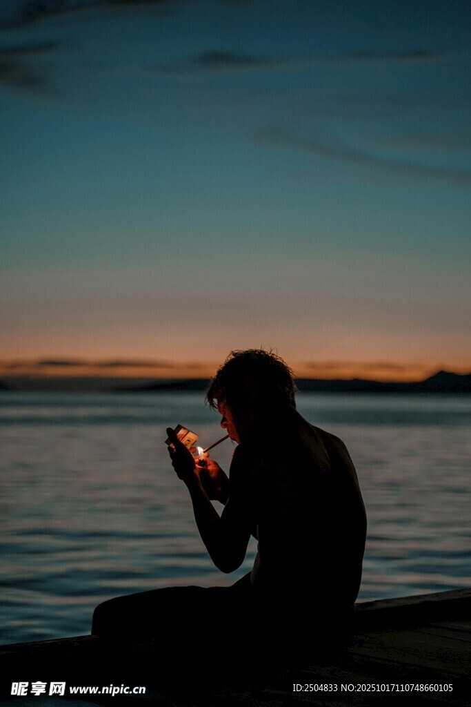 黄昏湖畔 一人专注玩手机