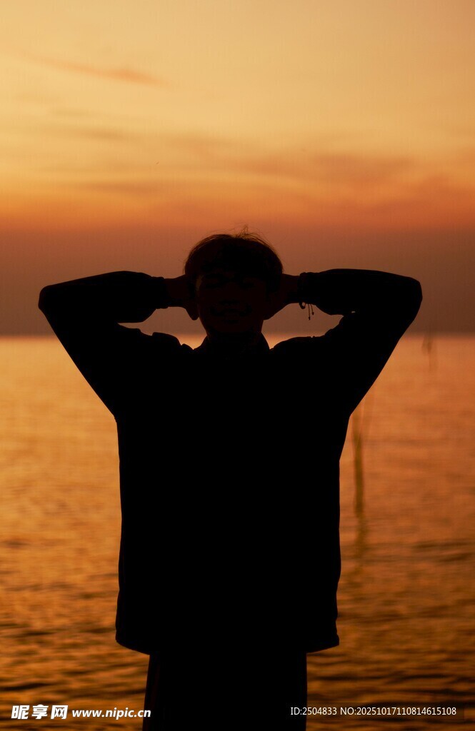 夕阳下的孤独身影