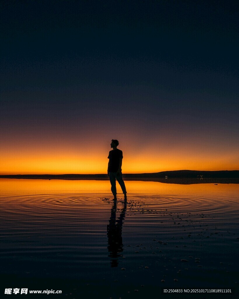 夕阳下的孤独身影
