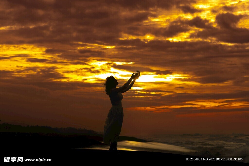 夕阳下的海边祈祷者