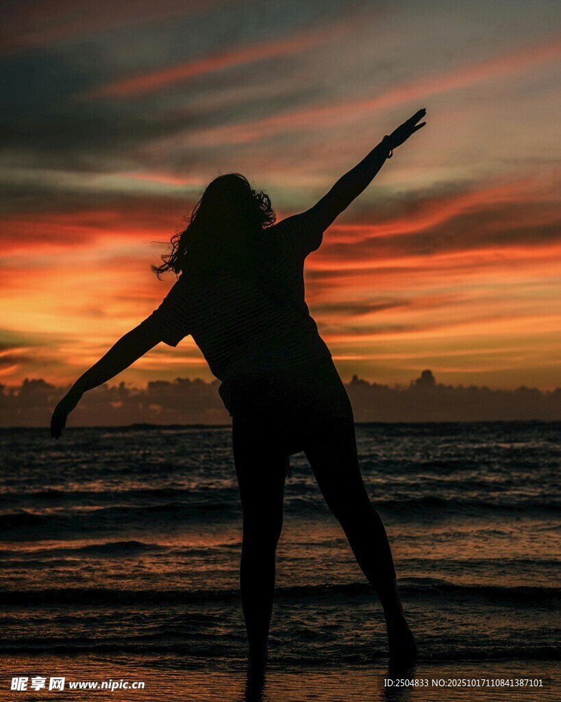 海边夕阳下的活力剪影