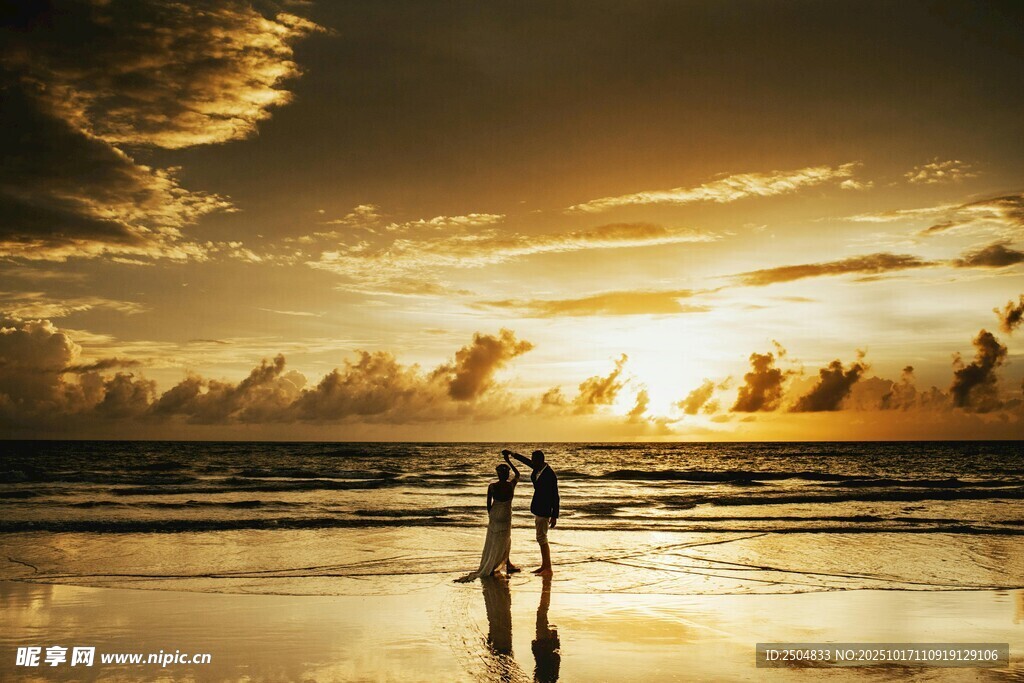 夕阳下海滩上的浪漫身影