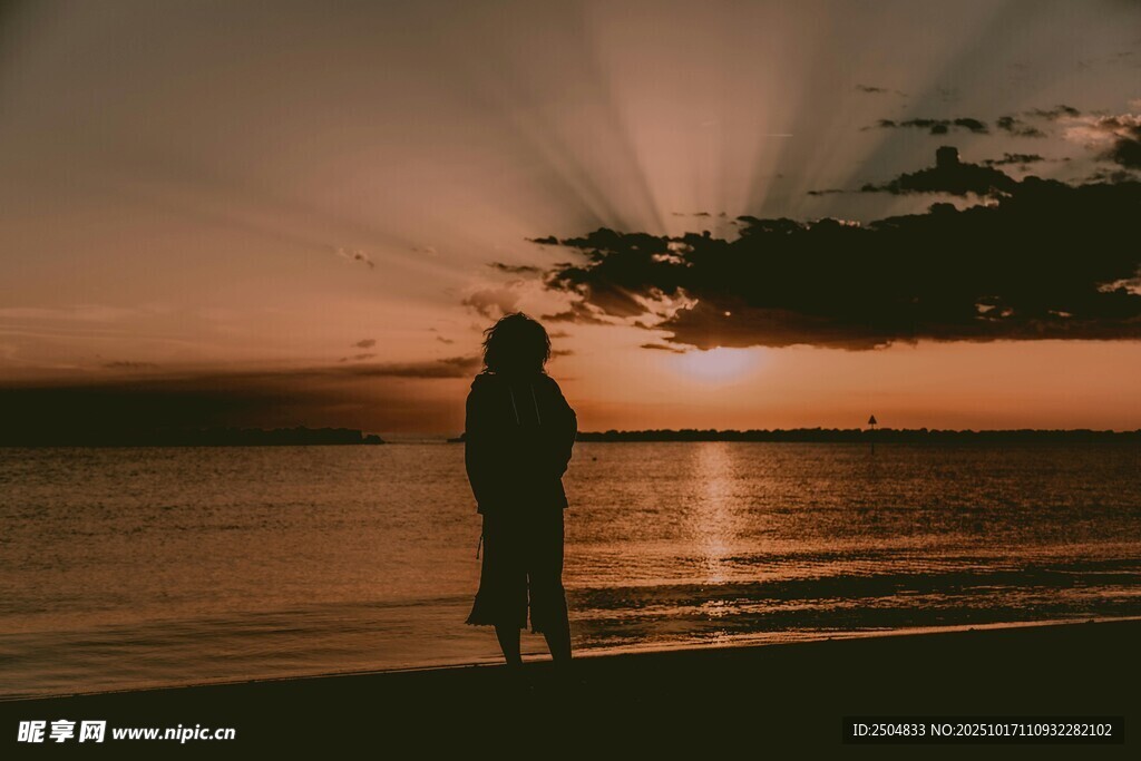 夕阳下海边的孤独身影