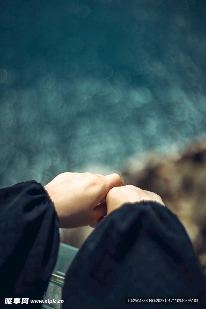 手牵手看海的浪漫瞬间